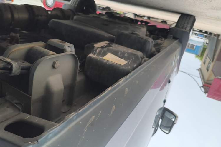 Used Dongfeng Yufeng 2023 V9+ 2.3T Manual Front-Drive Van Short Wheelbase Mid-Roof 3-Seater Left Side Sill
