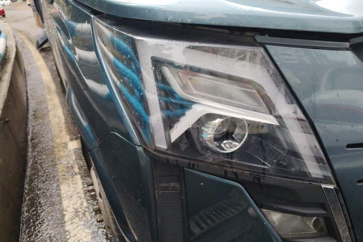 Used Dongfeng Yufeng 2023 V9+ 2.3T Manual Rear-Drive Cargo Van with Dual Rear Tires 3-Seater Right Front Headlight