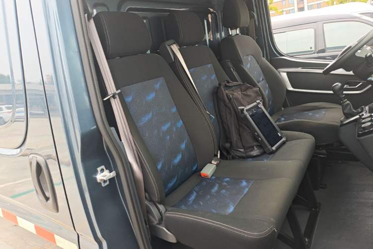 Used Dongfeng Yufeng 2023 V9+ 2.3T Manual Front-Drive Van Short Wheelbase Mid-Roof 3-Seater Right Front Seat