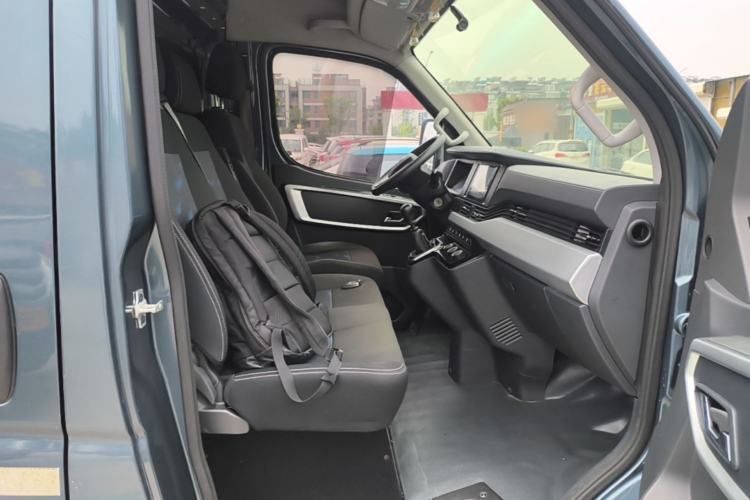 Used Dongfeng Yufeng 2023 V9+ 2.3T Manual Front-Drive Van Short Wheelbase Mid-Roof 3-Seater Right Front Seat