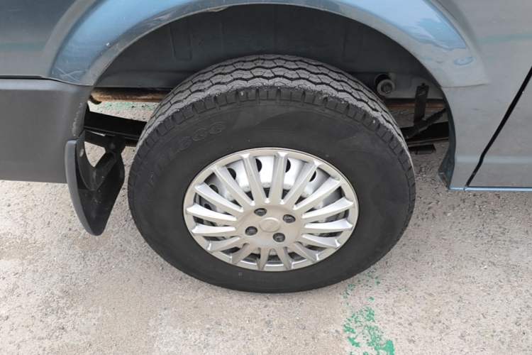 Used Dongfeng Yufeng 2023 V9+ 2.3T Manual Front-Drive Van Short Wheelbase Mid-Roof 3-Seater Right Rear Wheel Hub