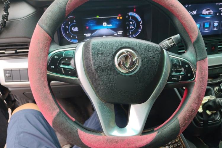 Used Dongfeng Yufeng 2023 V9+ 2.3T Manual Rear-Drive Cargo Van with Dual Rear Tires 3-Seater Steering Wheel