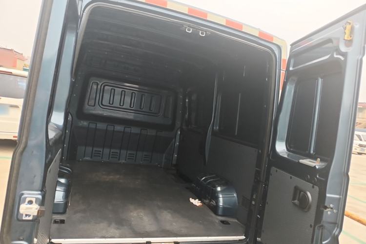 Used Dongfeng Yufeng 2023 V9+ 2.3T Manual Front-Drive Van Short Wheelbase Mid-Roof 3-Seater Trunk