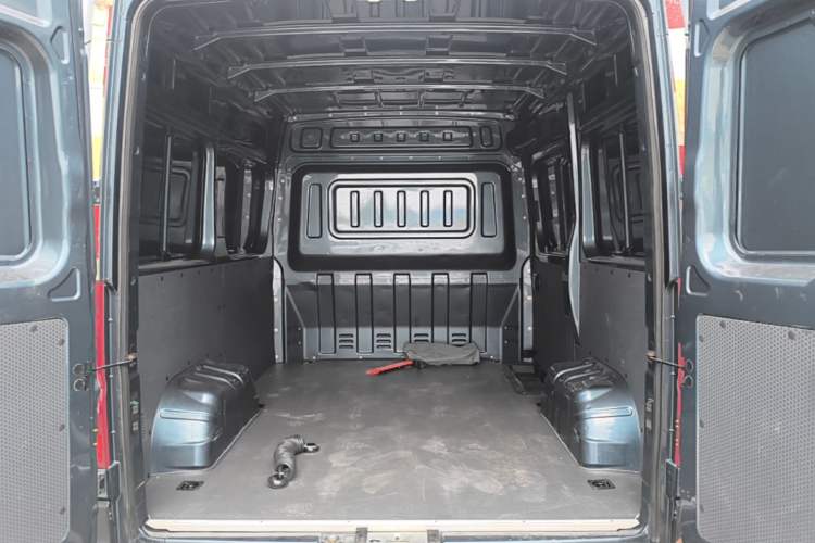 Used Dongfeng Yufeng 2023 V9+ 2.3T Manual Front-Drive Van Short Wheelbase Mid-Roof 3-Seater Trunk