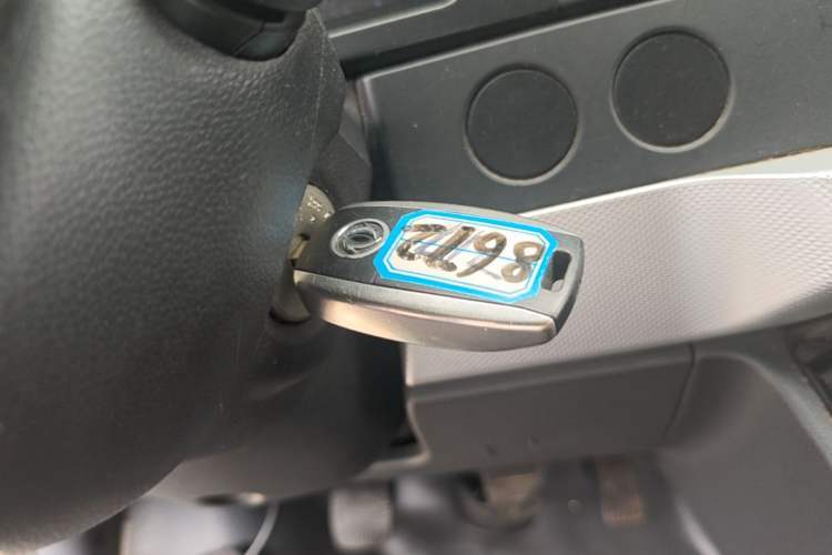 Used Dongfeng Yufeng 2023 V9+ 2.3T Manual Front-Drive Van Short Wheelbase Mid-Roof 3-Seater Vehicle Key