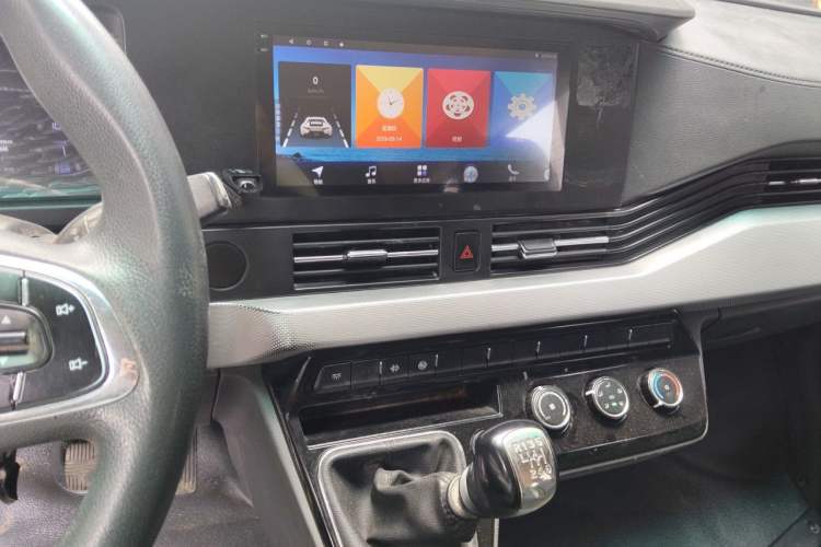 Used Dongfeng Yufeng 2023 V9+ 2.0T Manual Front-Wheel-Drive Multi-Function Short-Chassis Low-Roof 5/6-Seater Audio And AC Panel