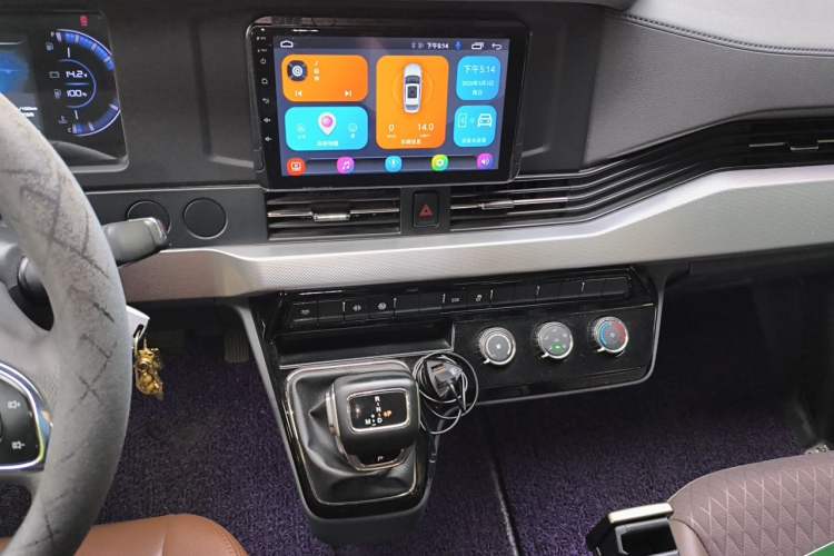 Used Dongfeng Yufeng 2023 V9+ 2.0T Automatic Front-Drive Multi-Function Mid-Roof 7/8/9-Seater Audio And AC Panel