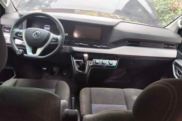 Used Dongfeng Yufeng 2023 V9+ 2.0T Manual Front-Wheel-Drive Multi-Function Short-Chassis Low-Roof 5/6-Seater Center Console