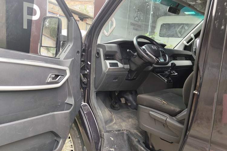 Used Dongfeng Yufeng 2023 V9+ 2.0T Manual Front-Wheel-Drive Multi-Function Short-Chassis Low-Roof 5/6-Seater Driver Seat