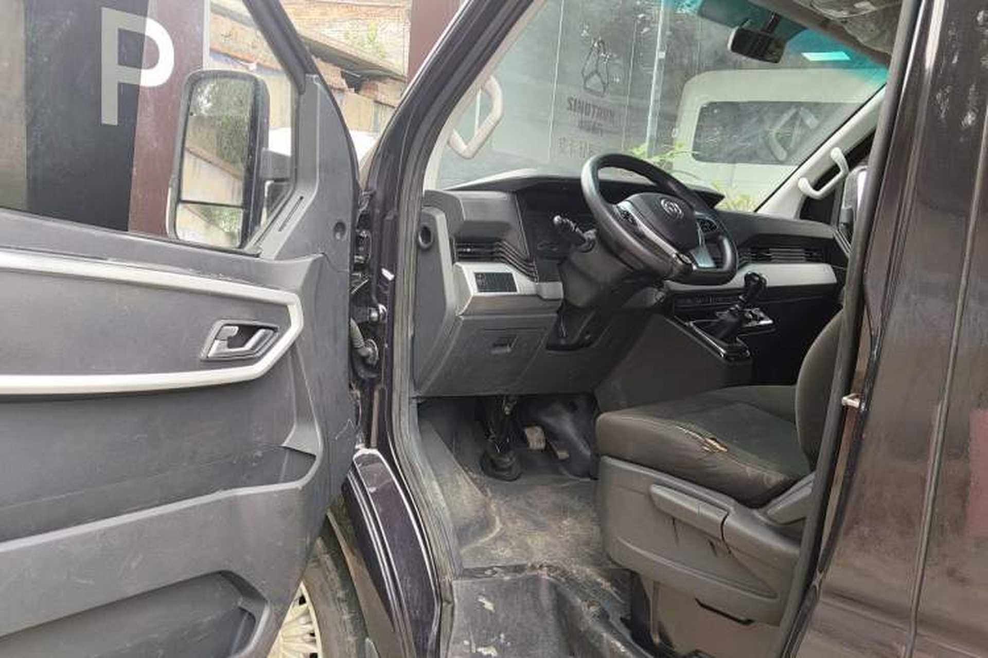 Used Dongfeng Yufeng 2023 V9+ 2.0T Manual Front-Wheel-Drive Multi-Function Short-Chassis Low-Roof 5/6-Seater Driver Seat