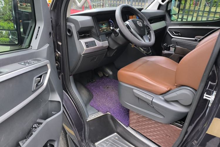 Used Dongfeng Yufeng 2023 V9+ 2.0T Automatic Front-Drive Multi-Function Mid-Roof 7/8/9-Seater Driver Seat