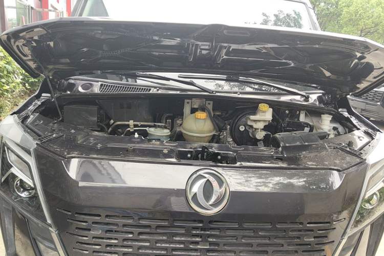 Used Dongfeng Yufeng 2023 V9+ 2.0T Manual Front-Wheel-Drive Multi-Function Short-Chassis Low-Roof 5/6-Seater Engine Bay