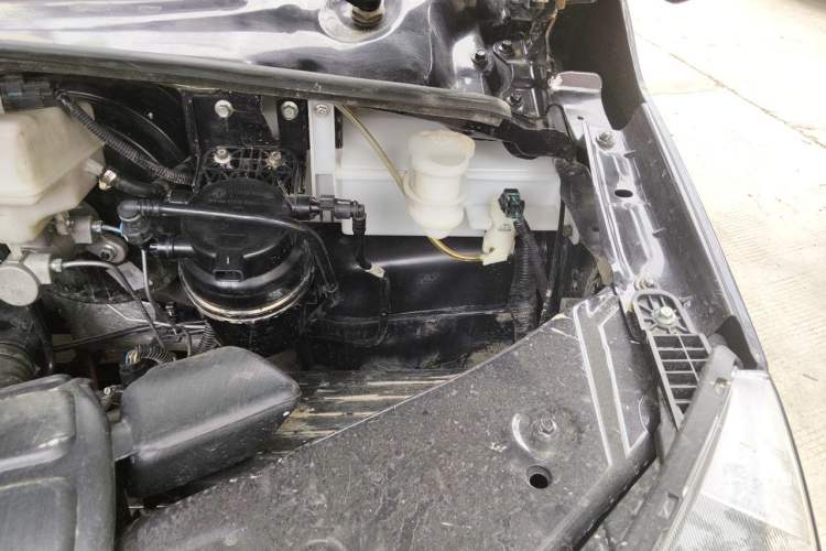Used Dongfeng Yufeng 2023 V9+ 2.0T Manual Front-Wheel-Drive Multi-Function Short-Chassis Low-Roof 5/6-Seater Engine Bay Left