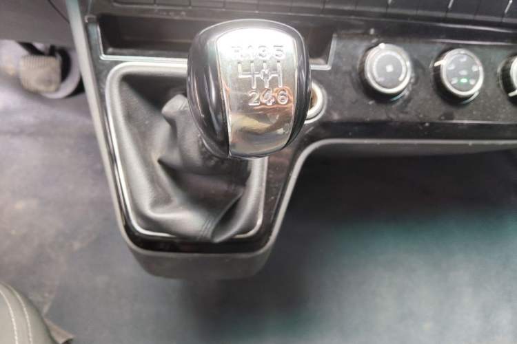Used Dongfeng Yufeng 2023 V9+ 2.0T Manual Front-Wheel-Drive Multi-Function Short-Chassis Low-Roof 5/6-Seater Gear Lever