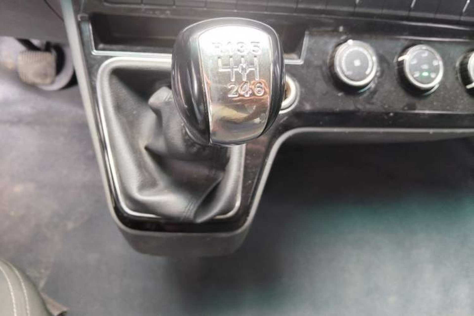 Used Dongfeng Yufeng 2023 V9+ 2.0T Manual Front-Wheel-Drive Multi-Function Short-Chassis Low-Roof 5/6-Seater Gear Lever