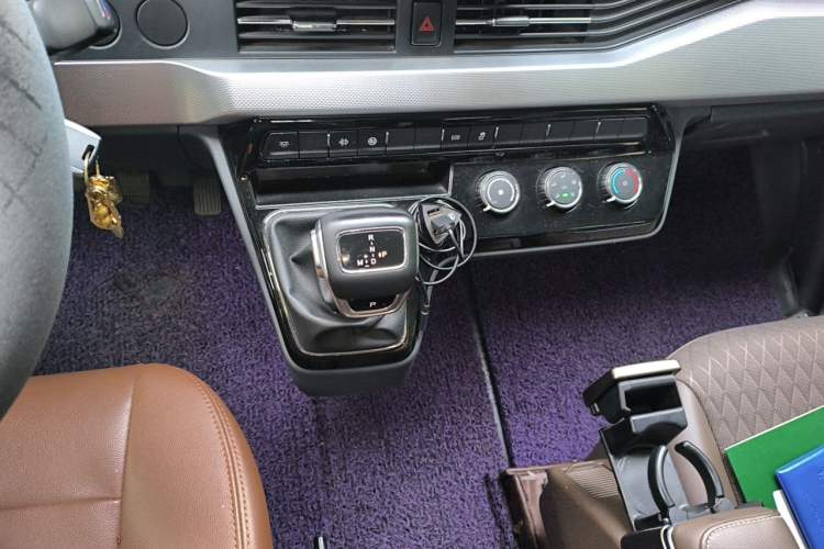 Used Dongfeng Yufeng 2023 V9+ 2.0T Automatic Front-Drive Multi-Function Mid-Roof 7/8/9-Seater Gear Lever