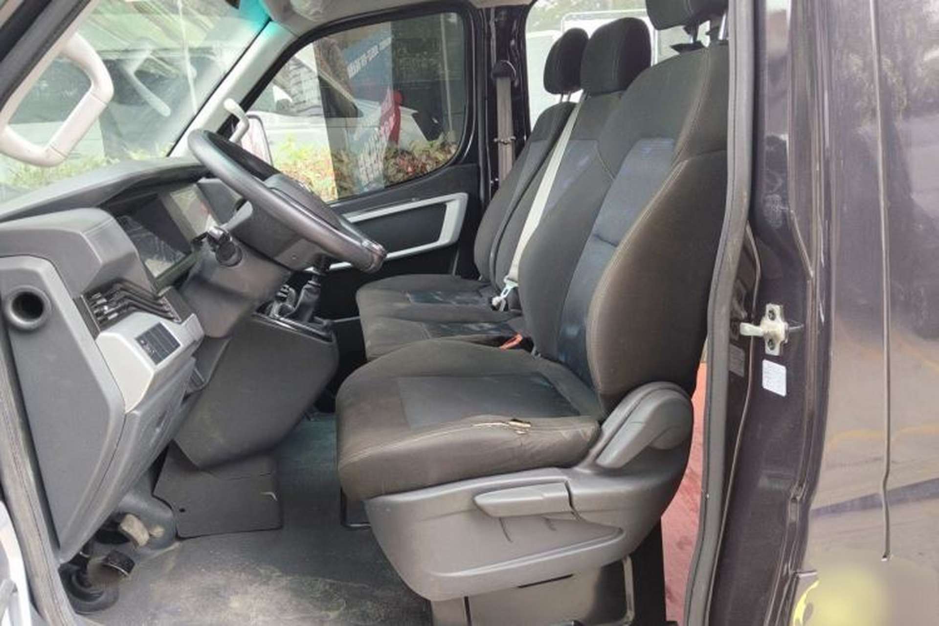 Used Dongfeng Yufeng 2023 V9+ 2.0T Manual Front-Wheel-Drive Multi-Function Short-Chassis Low-Roof 5/6-Seater Left Front Seat