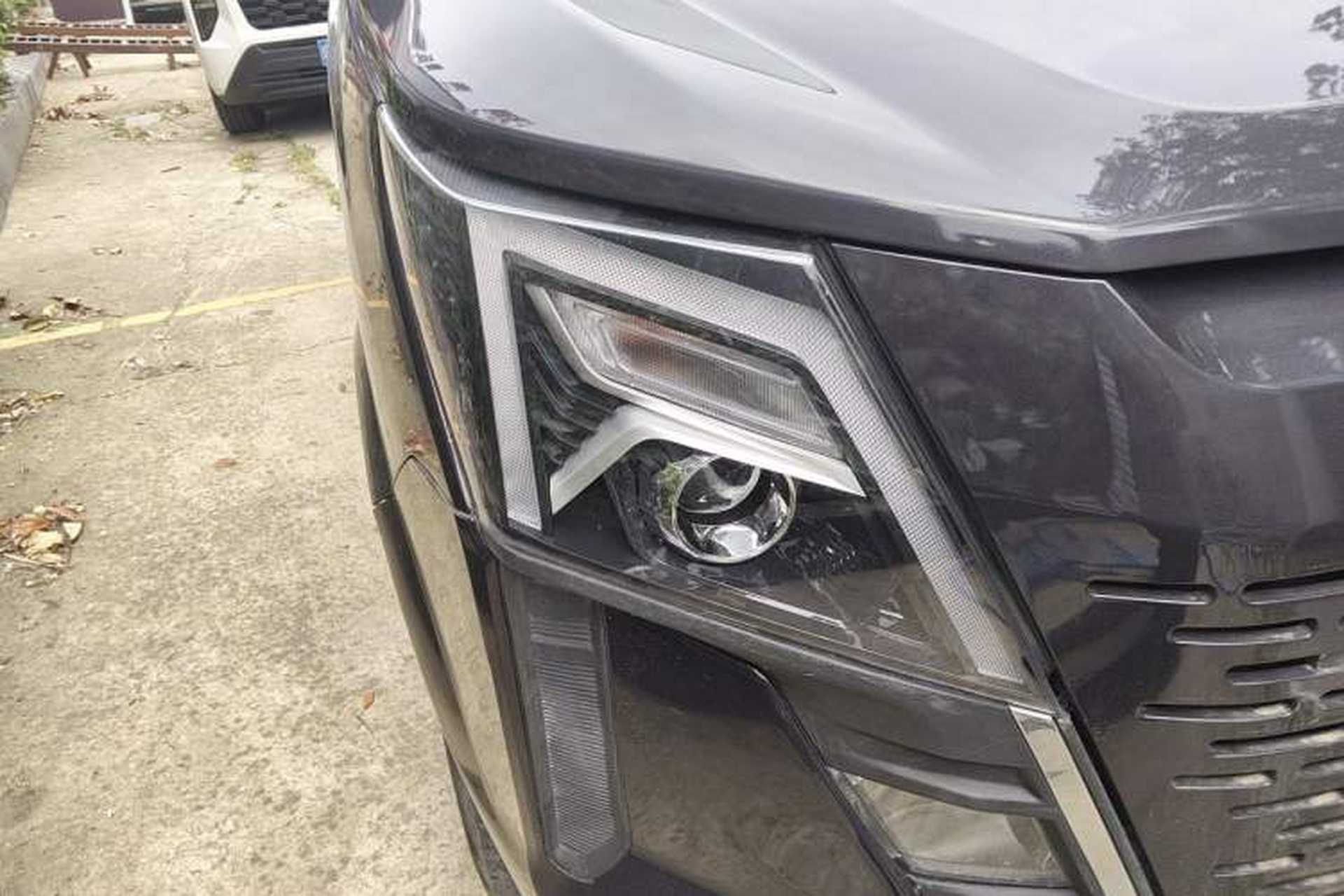 Used Dongfeng Yufeng 2023 V9+ 2.0T Manual Front-Wheel-Drive Multi-Function Short-Chassis Low-Roof 5/6-Seater Right Front Headlight