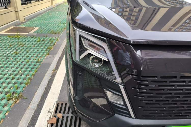 Used Dongfeng Yufeng 2023 V9+ 2.0T Automatic Front-Drive Multi-Function Mid-Roof 7/8/9-Seater Right Front Headlight
