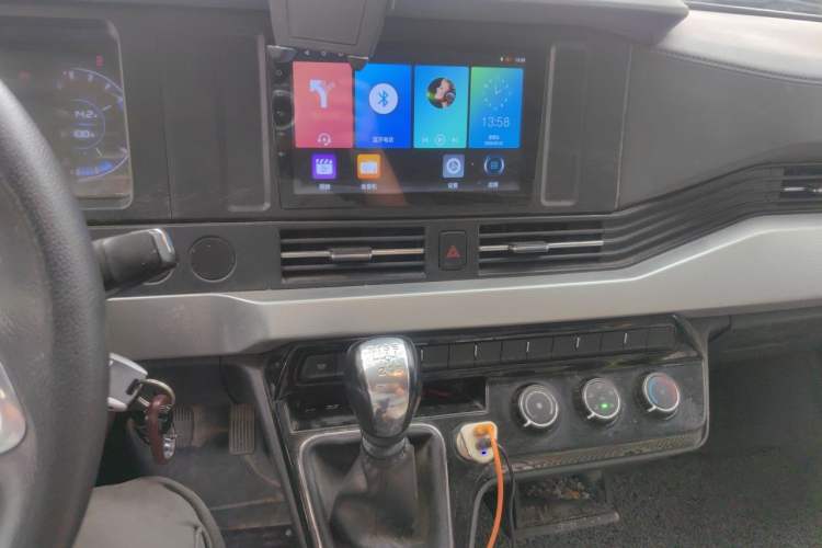 Used Dongfeng Yufeng 2023 V9+ 2.0T Manual Front-Drive Multi-Function Short-Chassis Mid-Height 5/6-Seater Audio And AC Panel