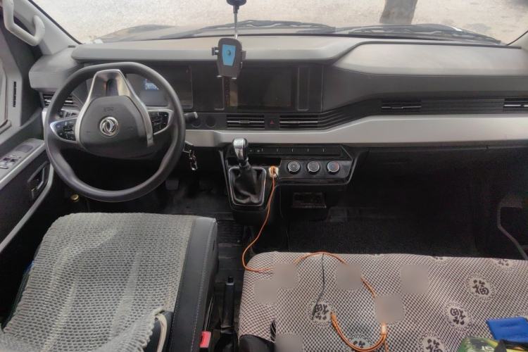 Used Dongfeng Yufeng 2023 V9+ 2.0T Manual Front-Drive Multi-Function Short-Chassis Mid-Height 5/6-Seater Center Console