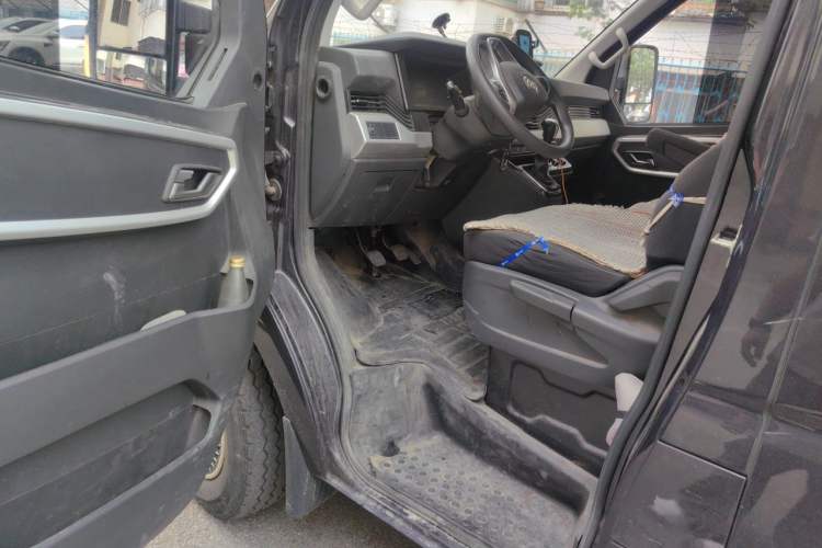 Used Dongfeng Yufeng 2023 V9+ 2.0T Manual Front-Drive Multi-Function Short-Chassis Mid-Height 5/6-Seater Driver Seat