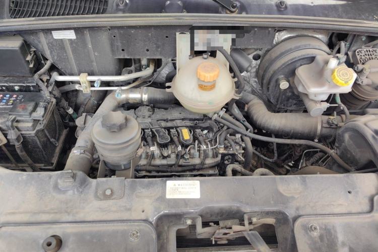 Used Dongfeng Yufeng 2023 V9+ 2.0T Manual Front-Drive Multi-Function Short-Chassis Mid-Height 5/6-Seater Engine Bay