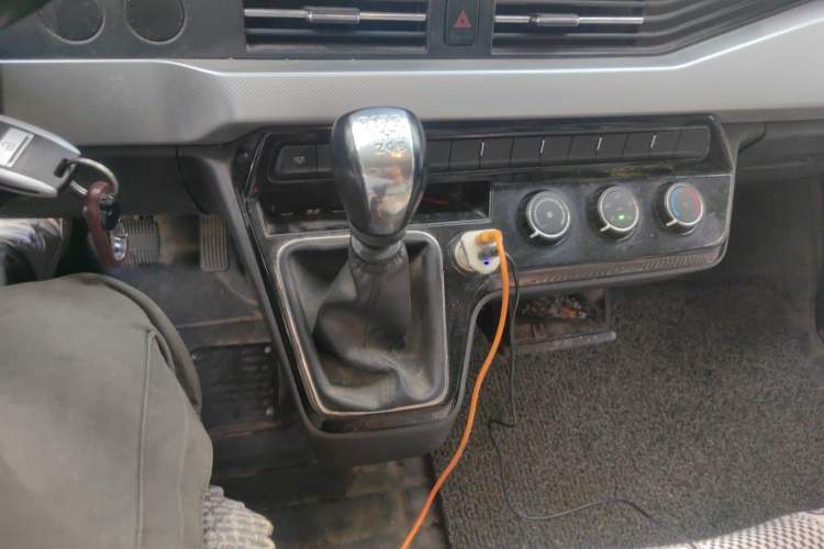 Used Dongfeng Yufeng 2023 V9+ 2.0T Manual Front-Drive Multi-Function Short-Chassis Mid-Height 5/6-Seater Gear Lever