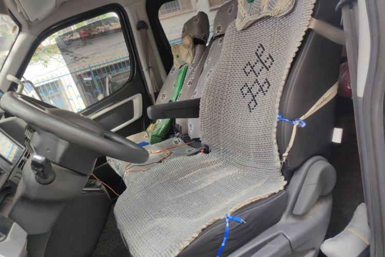 Used Dongfeng Yufeng 2023 V9+ 2.0T Manual Front-Drive Multi-Function Short-Chassis Mid-Height 5/6-Seater Left Front Seat