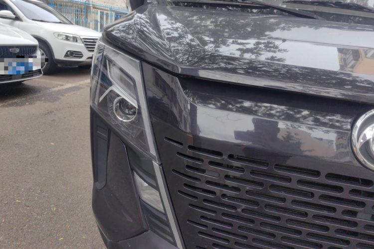 Used Dongfeng Yufeng 2023 V9+ 2.0T Manual Front-Drive Multi-Function Short-Chassis Mid-Height 5/6-Seater Right Front Headlight