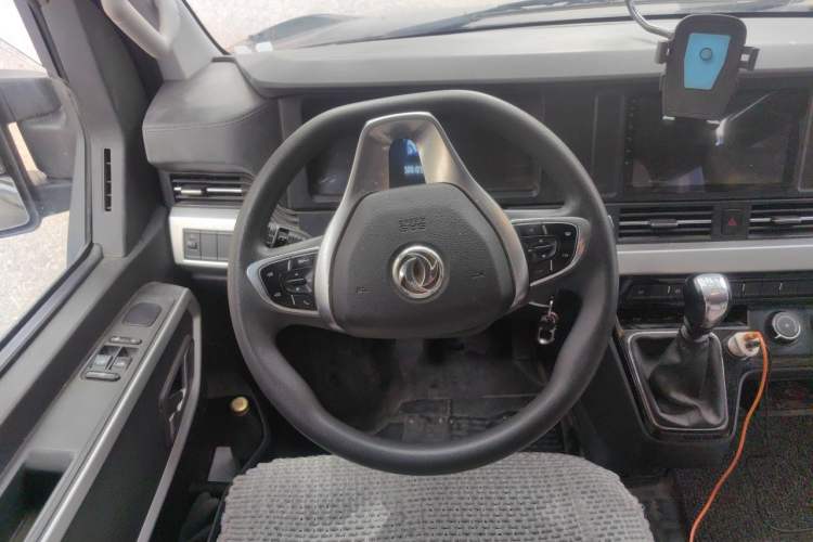 Used Dongfeng Yufeng 2023 V9+ 2.0T Manual Front-Drive Multi-Function Short-Chassis Mid-Height 5/6-Seater Steering Wheel