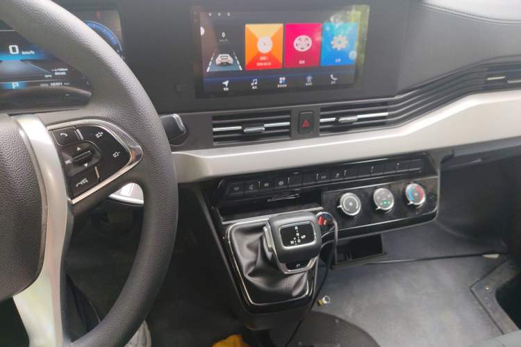 Used Dongfeng Yufeng 2023 V9+ 2.0T Automatic Front-Drive Multi-Function Mid-Roof 7/8/9-Seater Audio And AC Panel