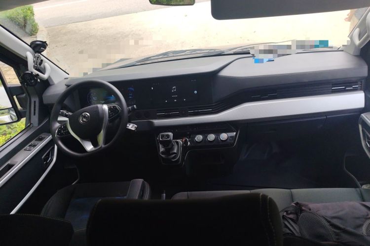 Used Dongfeng Yufeng 2023 V9+ 2.0T Automatic Front-Drive Multi-Function Mid-Roof 7/8/9-Seater Center Console