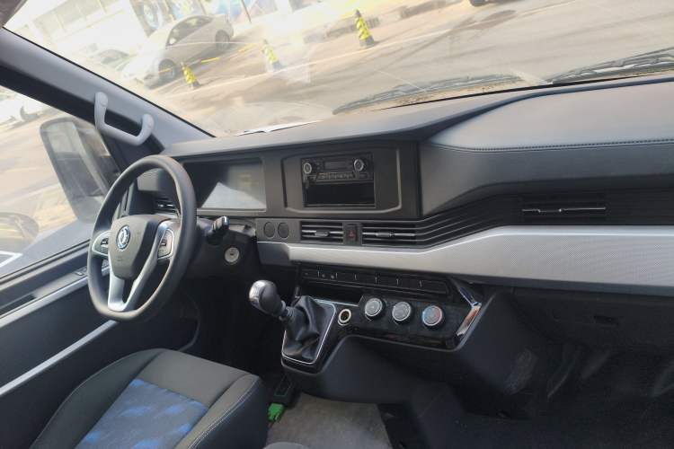 Used Dongfeng Yufeng 2023 V9+ 2.0T Manual Front-Drive Multi-Function Mid-Roof High-Roof 7/8/9-Seater Center Console