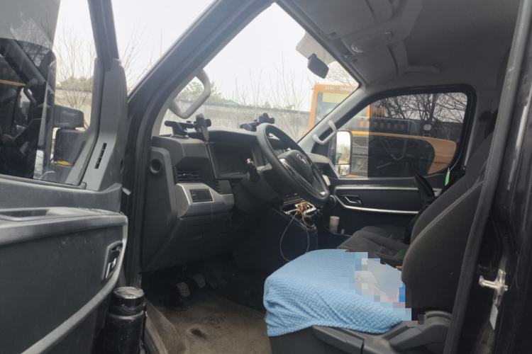 Used Dongfeng Yufeng 2023 V9+ 2.0T Manual Front-Wheel-Drive Multi-Function Mid-Roof Van with 7/8/9 Seats Driver Seat
