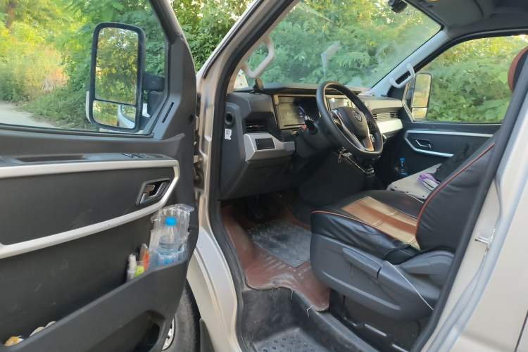 Used Dongfeng Yufeng 2023 V9+ 2.3T Manual Front-Drive Van Long Wheelbase Mid-Roof 3-Seater Driver Seat