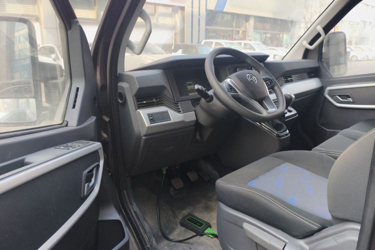 Used Dongfeng Yufeng 2023 V9+ 2.0T Manual Front-Drive Multi-Function Mid-Roof High-Roof 7/8/9-Seater Driver Seat