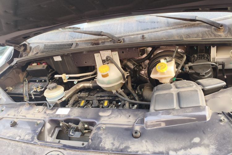 Used Dongfeng Yufeng 2023 V9+ 2.0T Manual Front-Drive Multi-Function Mid-Roof High-Roof 7/8/9-Seater Engine Bay