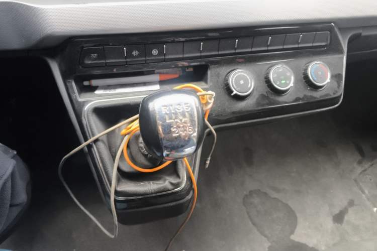 Used Dongfeng Yufeng 2023 V9+ 2.0T Manual Front-Wheel-Drive Multi-Function Mid-Roof Van with 7/8/9 Seats Gear Lever