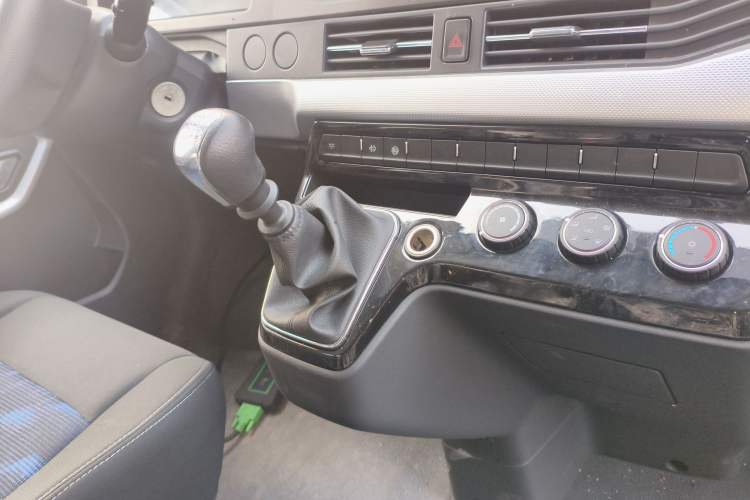 Used Dongfeng Yufeng 2023 V9+ 2.0T Manual Front-Drive Multi-Function Mid-Roof High-Roof 7/8/9-Seater Gear Lever