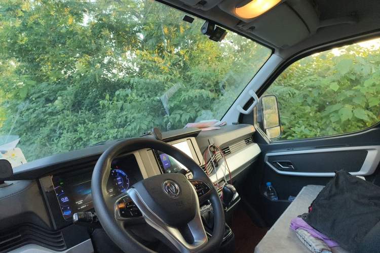 Used Dongfeng Yufeng 2023 V9+ 2.3T Manual Front-Drive Van Long Wheelbase Mid-Roof 3-Seater Headliner