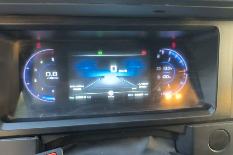 Used Dongfeng Yufeng 2023 V9+ 2.3T Manual Front-Drive Van Long Wheelbase Mid-Roof 3-Seater Instrument Cluster