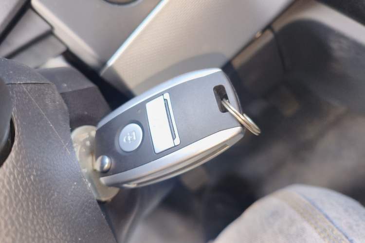 Used Dongfeng Yufeng 2023 V9+ 2.0T Manual Front-Drive Multi-Function Mid-Roof High-Roof 7/8/9-Seater Interior 1