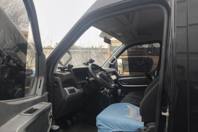 Used Dongfeng Yufeng 2023 V9+ 2.0T Manual Front-Wheel-Drive Multi-Function Mid-Roof Van with 7/8/9 Seats Left Front Seat