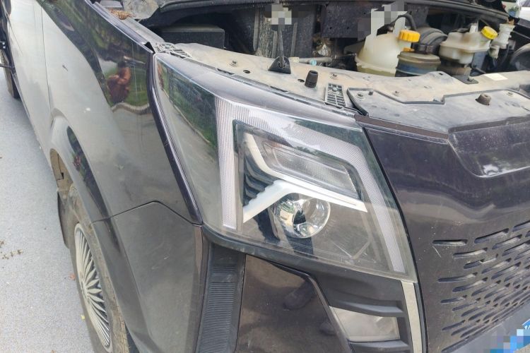 Used Dongfeng Yufeng 2023 V9+ 2.0T Automatic Front-Drive Multi-Function Mid-Roof 7/8/9-Seater Right Front Headlight