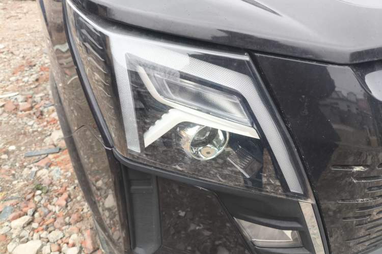 Used Dongfeng Yufeng 2023 V9+ 2.0T Manual Front-Wheel-Drive Multi-Function Mid-Roof Van with 7/8/9 Seats Right Front Headlight
