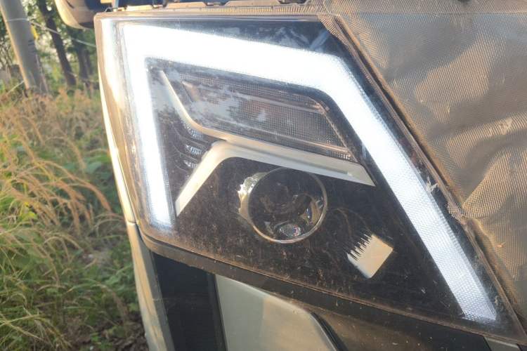 Used Dongfeng Yufeng 2023 V9+ 2.3T Manual Front-Drive Van Long Wheelbase Mid-Roof 3-Seater Right Front Headlight