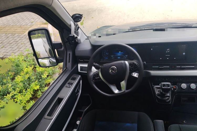 Used Dongfeng Yufeng 2023 V9+ 2.0T Automatic Front-Drive Multi-Function Mid-Roof 7/8/9-Seater Steering Wheel