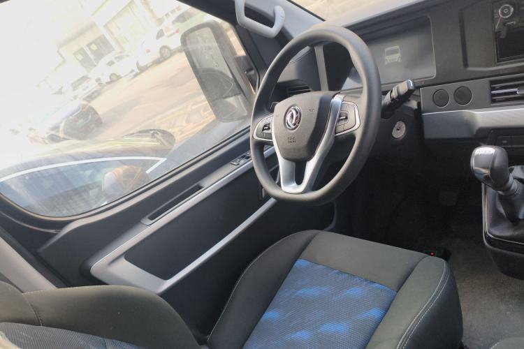Used Dongfeng Yufeng 2023 V9+ 2.0T Manual Front-Drive Multi-Function Mid-Roof High-Roof 7/8/9-Seater Steering Wheel