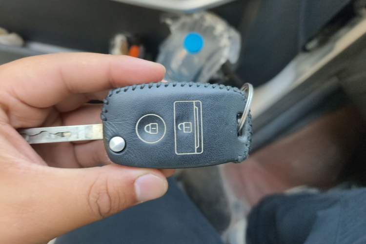 Used Dongfeng Yufeng 2023 V9+ 2.3T Manual Front-Drive Van Long Wheelbase Mid-Roof 3-Seater Vehicle Key